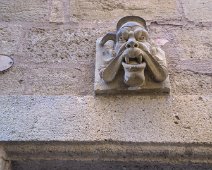 Sculpture sur un linteau de porte